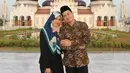 Tommy Kurniawan dan Lisya Nurrahmi berpose di depan Masjid Baiturrahman Banda Aceh yang merupakan tempat mereka menjalankan akad nikah. (Foto: instagram.com/tommykurniawann)
