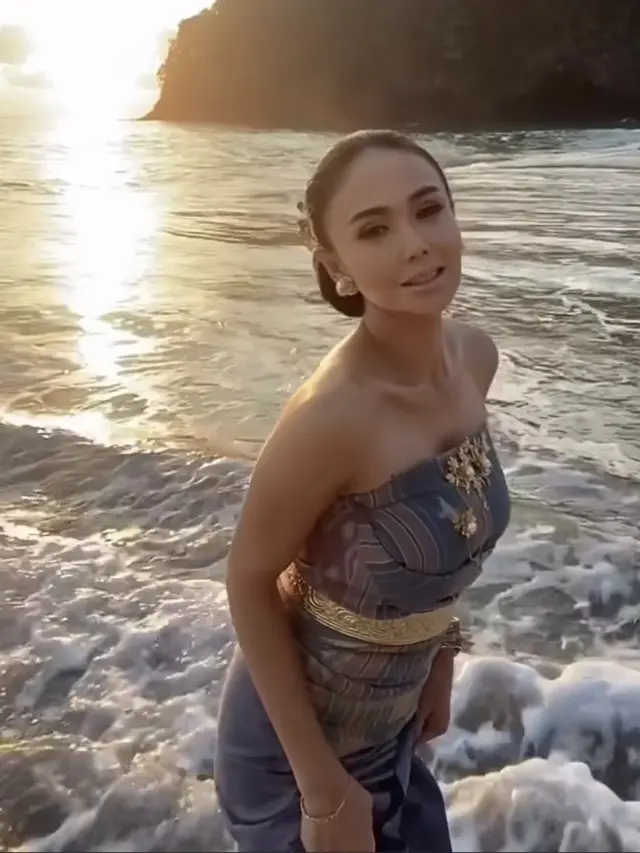 Pesona Yuni Shara Jadi Perempuan Bali