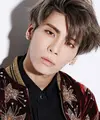 Sudah tak diragukan lagi kemampuan falsetto dari mendiang Jonghyun SHINNe. Kemampuan falsetto-nya terlihat di lagu Moon, Suit Up, dan Le Me Out. (Foto: soompi.com)