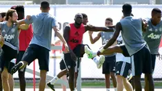 Striker anyar Manchester United, Romelu Lukaku, melakukan pemanasan saat latihan perdana dalam rangkaian tur pramusim di Stadion UCLA Drake, Los Angeles, Senin (10/7/2017). (AFP/Harry How)