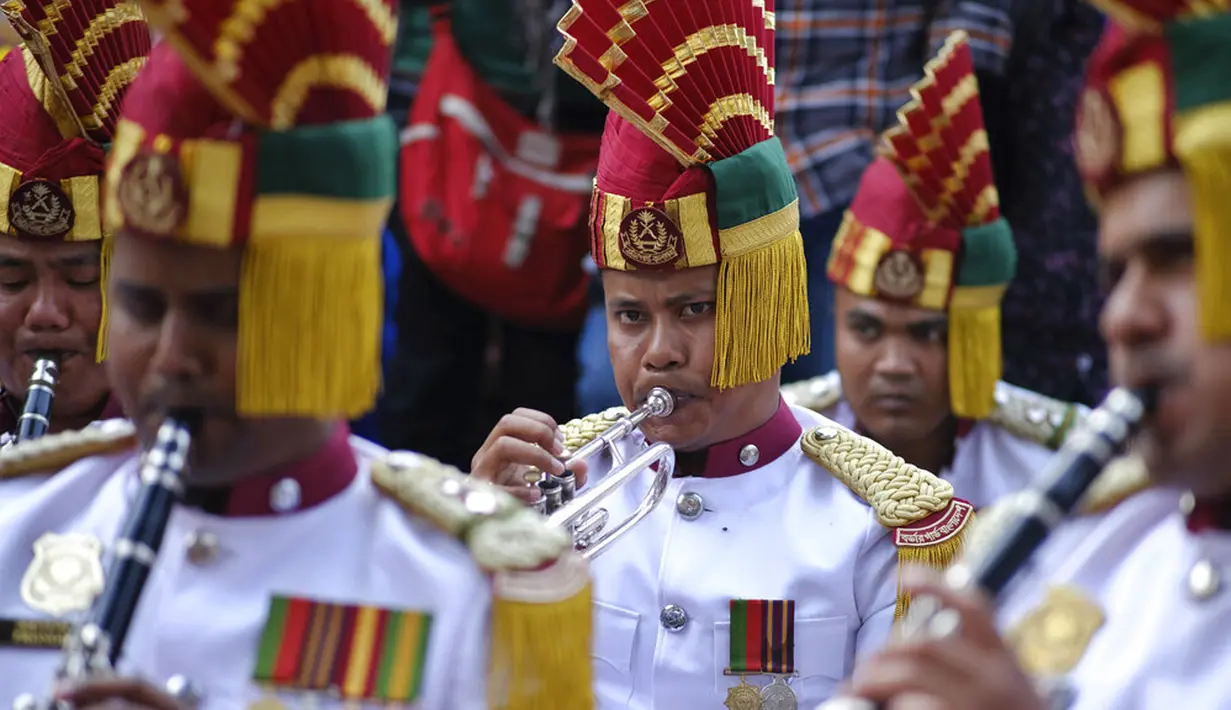 Anggota band musik Border Guard Bangladesh tampil saat perayaan 50 tahun kemenangan atas Pakistan pada sebuah acara di Dhaka, Bangladesh, 16 Desember 2021. Pada 16 Desember 1971, tentara Pakistan menyerah kepada pasukan gabungan India-Bangladesh. (AP Photo/Mahmud Hossain Opu)