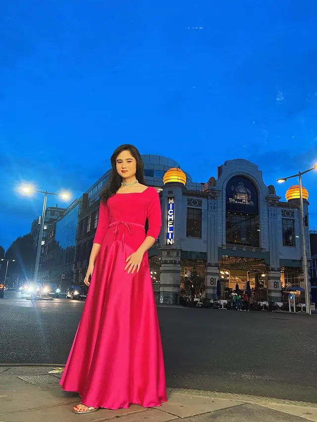 Tissa Biani berbusana warna pink (Instagram/tissabiani)