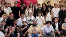 Ini adalah potret kebersamaan Lyodra bareng sahabat, keluarga, dan tamu undangan yang sudah turut meramaikan acara ulang tahunnya yang ke-20. Selain Verrell Bramasta, Andi Rianto dan Davina Karamoy juga hadir di acara ultah penyanyi yang akrab disapa Lyly itu. Digelar secara intimate, kehangatan di momen acara ulang tahun Lyodra ini juga dirasakan oleh warganet. (Liputan6.com/IG/@rizasyah_14)
