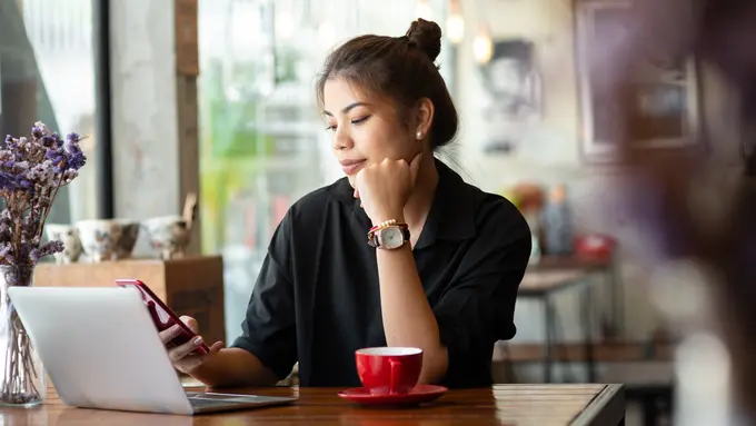 perempuan dan menjaga jarak