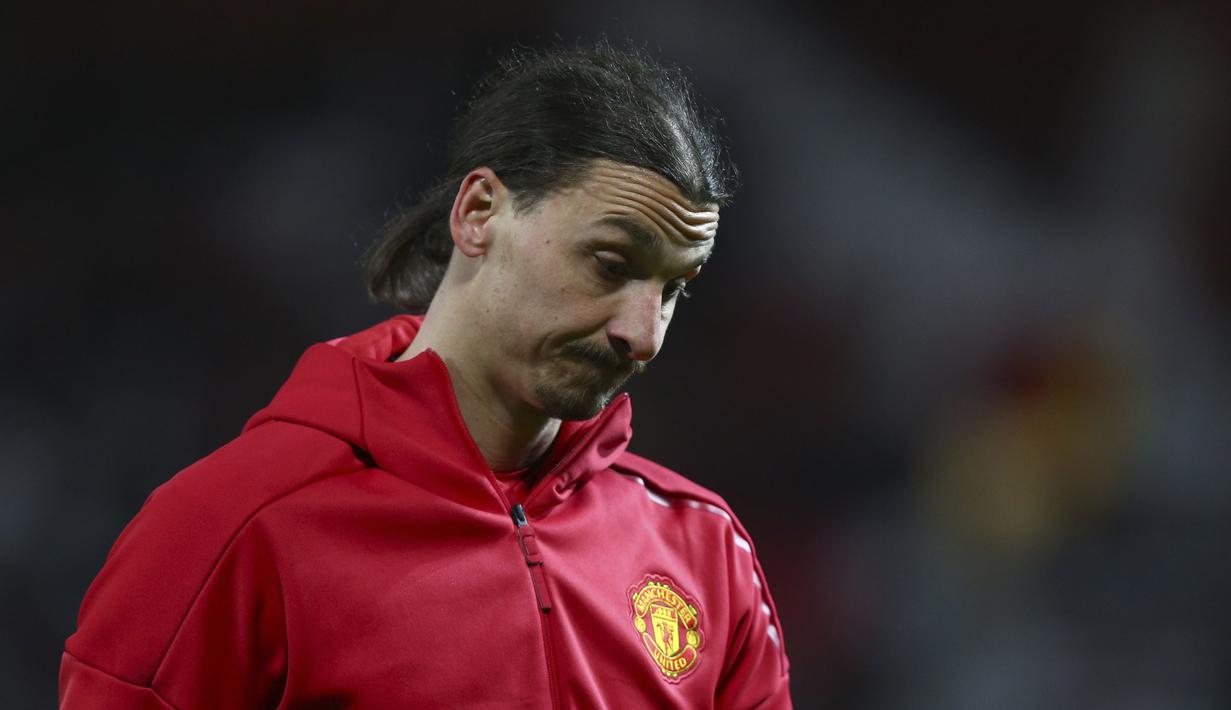 Bintang Manchester United, Zlatan Ibrahimovic merupakan salah satu pemain yang masa kontraknya berakhir pada musim panas 2017 ini. Ibrahimovic tercatat menjalin kerjasama dengan Setan Merah hingga 30 Juni 2017. (AP/Dave Thompson)