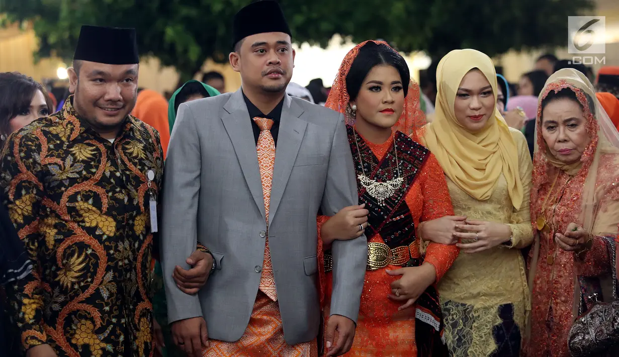 Putri Presiden Joko Widodo, Kahiyang Ayu dan Bobby Nasution setibanya di lokasi pesta adat pernikahan mereka di Kompleks BHR-Tasbi, Medan, Jumat (24/11). Kedatangan Kahiyang dan Bobby disambut gordang sambilan. (Liputan6.com/Pool/Media Center)