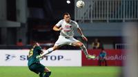 Pemain Persija Jakarta, Marco Simic (kanan) menyundul bola ke arah gawang Persikabo 1973 pada laga lanjutan BRI Liga 1 2023/2024 di Stadion Pakansari, Cibinong, Bogor, Minggu (9/7/2023). (Bola.com/M Iqbal Ichsan)