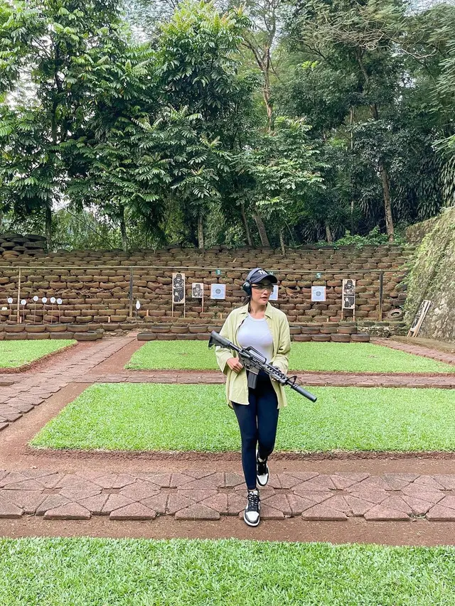 Tampil Keren, Ini 7 Potret Andi Annisa Latihan Menembak yang Mencuri Perhatian