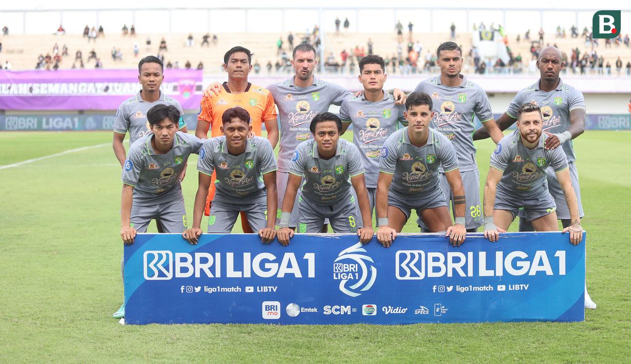 <p>Para pemain starting XI Persebaya Surabaya berfoto bersama sebelum dimulainya laga pekan ke-25 BRI Liga 1 2023/2024 menghadapi Persita Tangerang di Stadion Indomilk Arena, Tangerang, Jumat (23/2/2024). (Bola.com/M Iqbal Ichsan)</p>