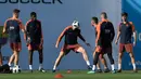 Pemain Barcelona, Ivan Rakitic, menyundul bola saat latihan jelang laga final Copa del Rey di Joan Gamper, Barcelona, Jumat (20/4/2018). Barcelona akan berhadapan dengan Sevilla. (AFP/ Lluis Gene)