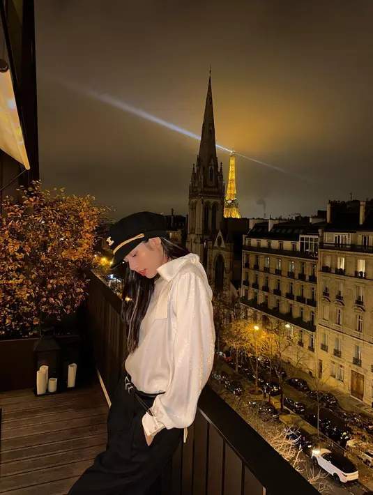 Perempuan asal Thailand itu  tampak memakai topi model breton hat dari Celine. (FOTO: instagram.com/lalalalisa_m/)