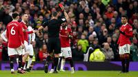Wasit Andre Marriner memberikan kartu merah kepada pemain Manchester United Casemiro (kanan) saat melawan Crystal Palace pada pertandingan sepak bola Liga Inggris di Stadion Old Trafford, Manchester, Inggris, 4 Februari 2023. Manchester United mengalahkan Crystal Palace dengan skor 2-1. (AP Photo/Dave Thompson)