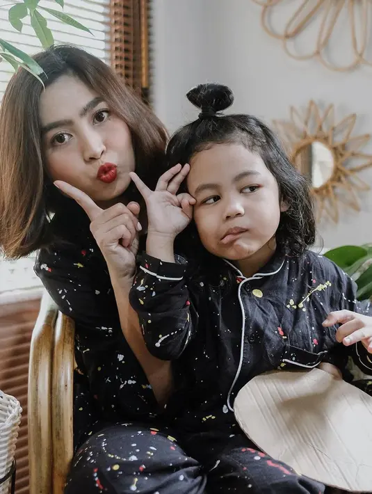 (Instagrampeonyandherself)