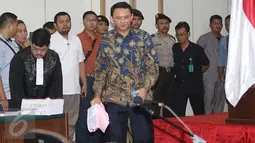 Terdakwa Basuki Tjahaja Purnama atau Ahok bersiap menjalani sidang lanjutan di Gedung Kementan, Jakarta, Selasa (4/4). Sidang akan memutar video durasi lengkap pidato Ahok di Kepulauan Seribu yang menjadi akar kasus ini. (Liputan6.com/Immanuel Antonius)