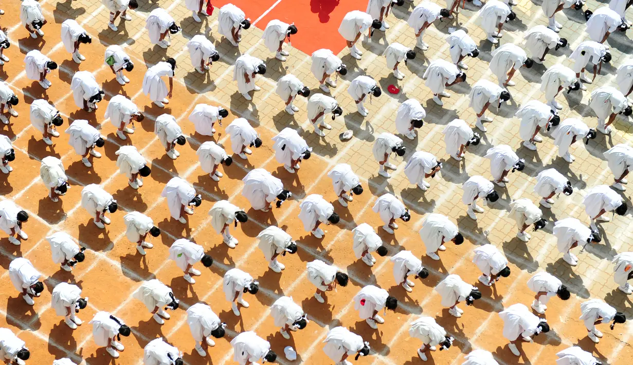 Ribuan pelajar India melakukan senam yoga di Chennai, India, Senin (20/6). Kegiatan ini untuk memeriahkan perayaan Hari Yoga Internasional. (AFP PHOTO/ Arun Sankar)