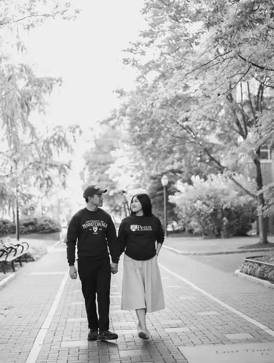Penampilan Kaesang pun dilengkapi dengan celana panjang warna hitam. Dipermanis dengan cap dan sneakers yang membuat penampilannya kian seperti mahasiswa. [@erinagudono/@kaesangp].