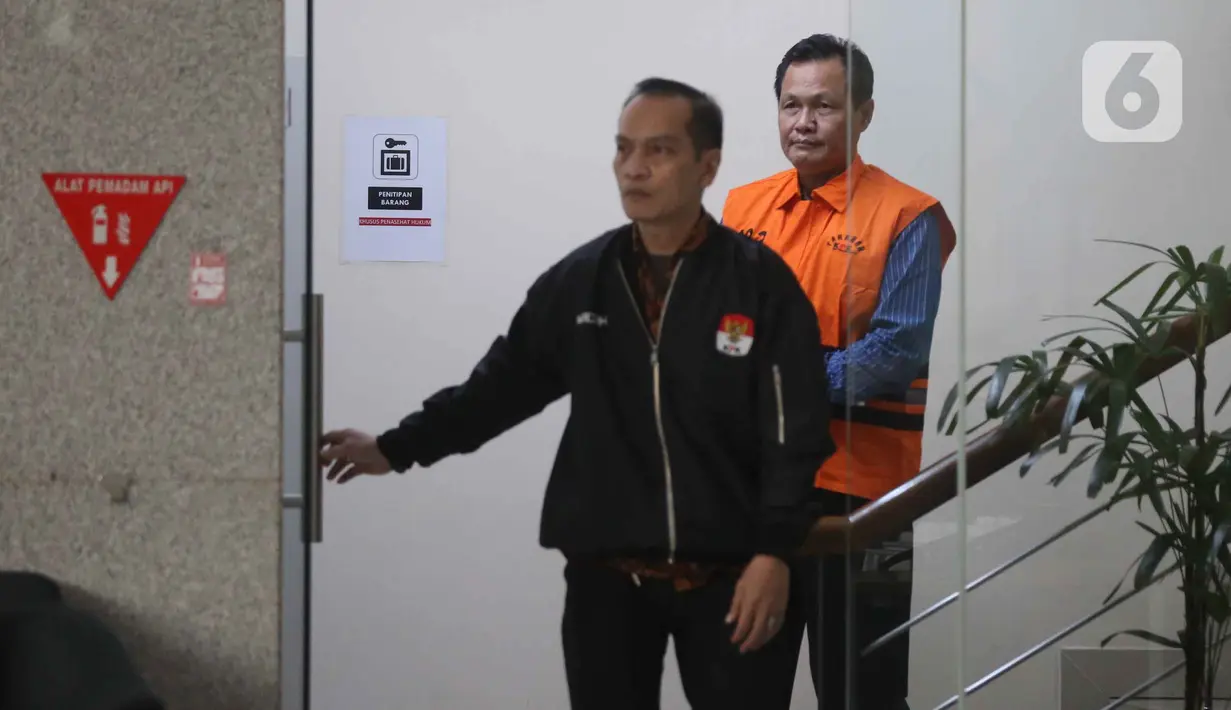 Bupati Muara Enim, Edison (kanan), berjalan meninggalkan gedung Merah Putih Komisi Pemberantasan Korupsi (KPK) usai menjalani pemeriksaan, Jakarta, Selasa (9/6/2026). (Liputan6.com/Helmi Fithriansyah)