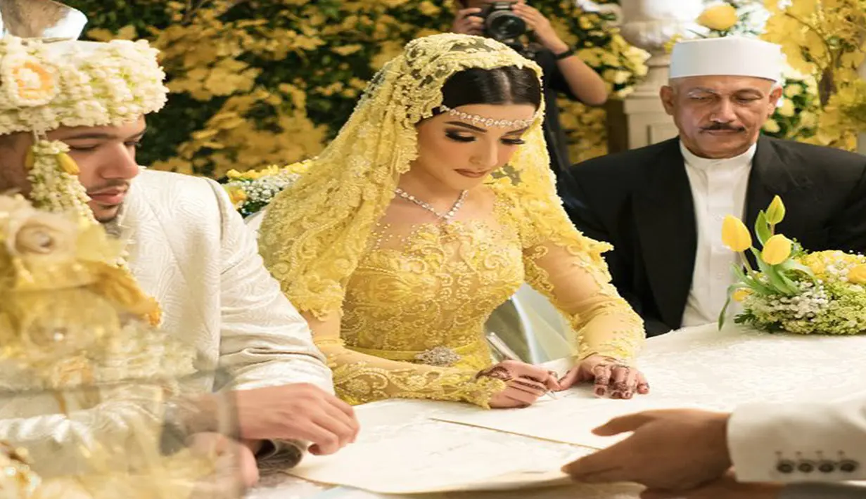 Selebgram Tasya Farasya menandatangani dokumen saat prosesi akad nikah. Selebgram sekaligus vlogger make up ini menikahi kekasihnya, Ahmad Assegaf. (Instagram/tasyafarasya)