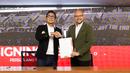 Direktur Persija Jakarta, Mohamad Prapanca (kiri) dan CEO Trengganu FC, Tuan Sheikh Farouk berjabat tangan menandai kerja sama antara Persija Jakarta dan Trengganu FC yang bertempat di Kantor Persija, Jakarta, pada Jumat (28/11/2025).