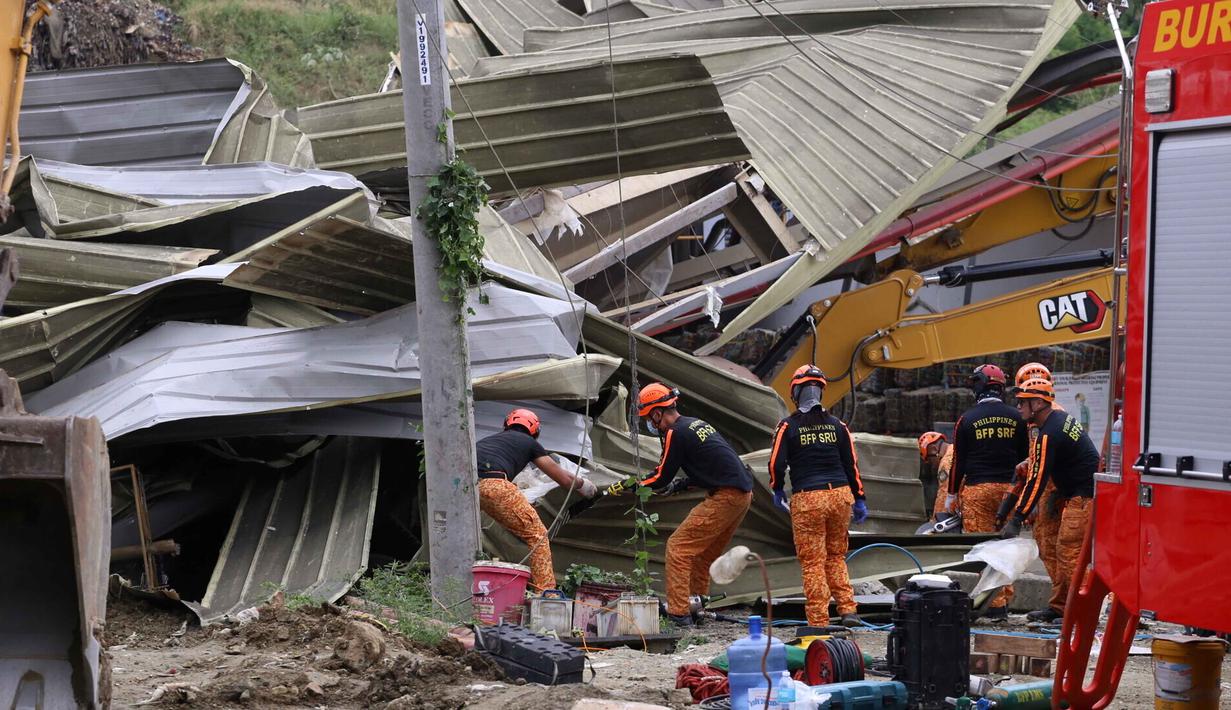 Otoritas setempat mengatakan peristiwa tersebut menewaskan seorang wanita berusia 22 tahun dan menyebabkan 38 orang hilang. Tampak dalam foto, tim pencari dan penyelamat melakukan operasi pencarian dan penyelamatan korban setelah tumpukan sampah besar runtuh di fasilitas pemilahan sampah di Binaliw, Kota Cebu, Filipina, Jumat 9 Januari 2026. (AP Photo/Jacqueline Hernandez)