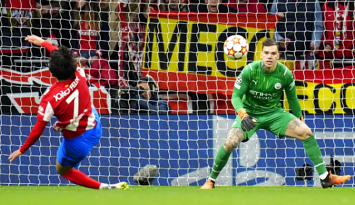 Pemain Atletico Madrid Joao Felix (kiri) gagal mencetak gol melewati kiper Manchester City Ederson pada pertandingan sepak bola leg kedua perempat final Liga Champions di Stadion Wanda Metropolitano, Madrid, Spanyol, 13 April 2022. Pertandingan berakhir imbang 0-0. (AP Photo/Manu Fernandez)