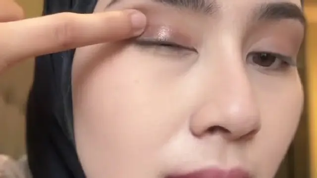 Tutorial Makeup Flawless dan Cantik ala Syahnaz Sadiqah (credit: TikTok/syahnazsadiqah)
