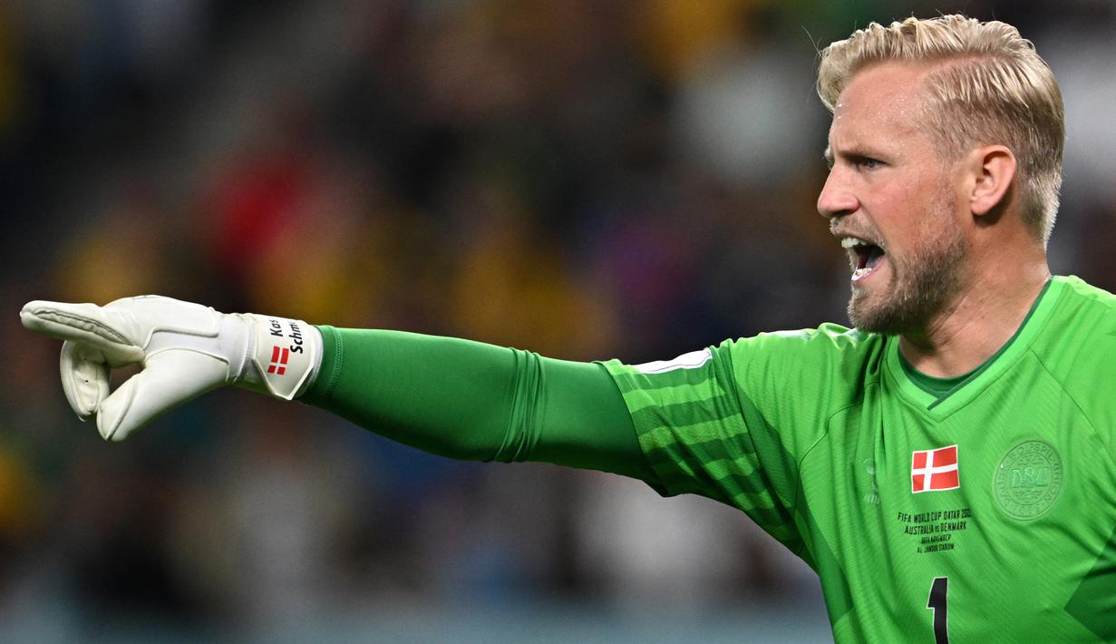 Kasper Schmeichel. Kiper Timnas Denmark yang baru saja bergabung dengan OGC Nice pada awal musim 2022/2023 ini kini telah menginjak usia 36 tahun. Namun posisinya bersama Timnas Denmark belum tergeser sejak menjalani debut pada 6 Februari 2013. Hingga kini ia telah mengoleksi 89 caps dengan torehan 43 kali clean sheet dan kebobolan 71 gol. (AFP/Paul Ellis)
