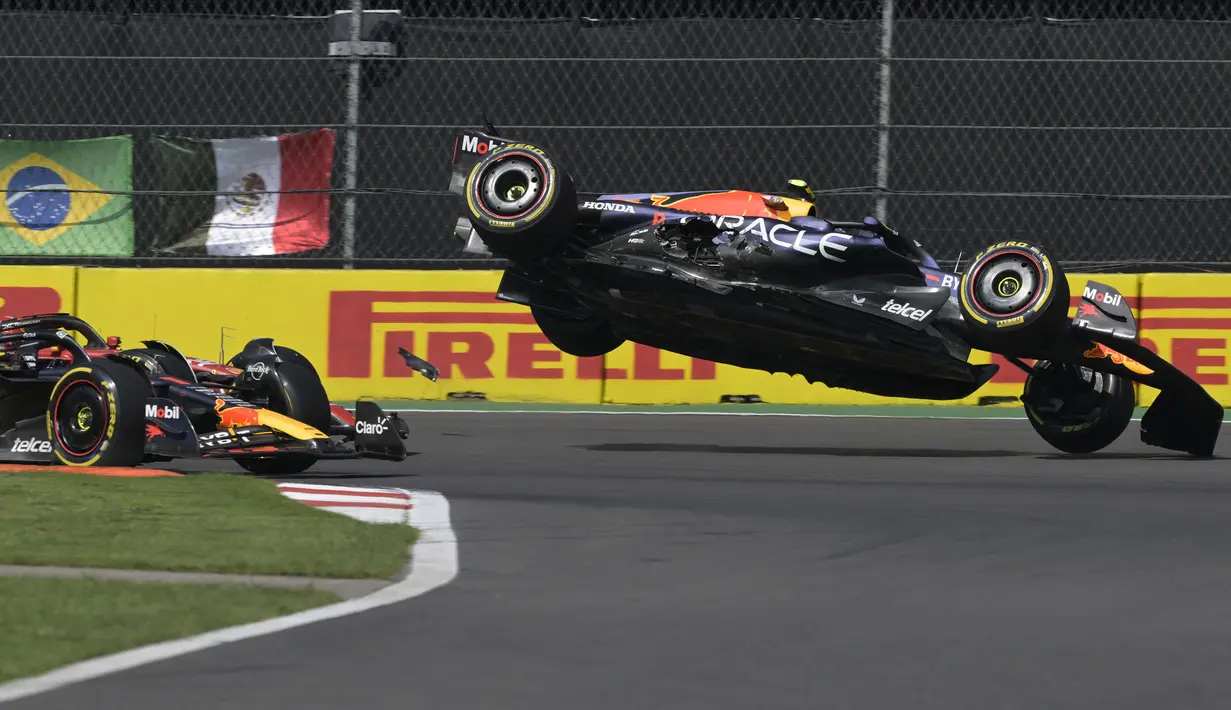 Mobil pembalap Red Bull, Sergio Perez terangkat saat bersenggolan dengan mobil pembalap Ferrari, Charles Leclerc pada balapan Formula 1 GP Meksiko 2023 yang berlangsung di Sirkuit Hermanos Rodriguez, Meksiko, Minggu (30/10/2023) dini hari WIB. (AFP/Alfredo Estrella)