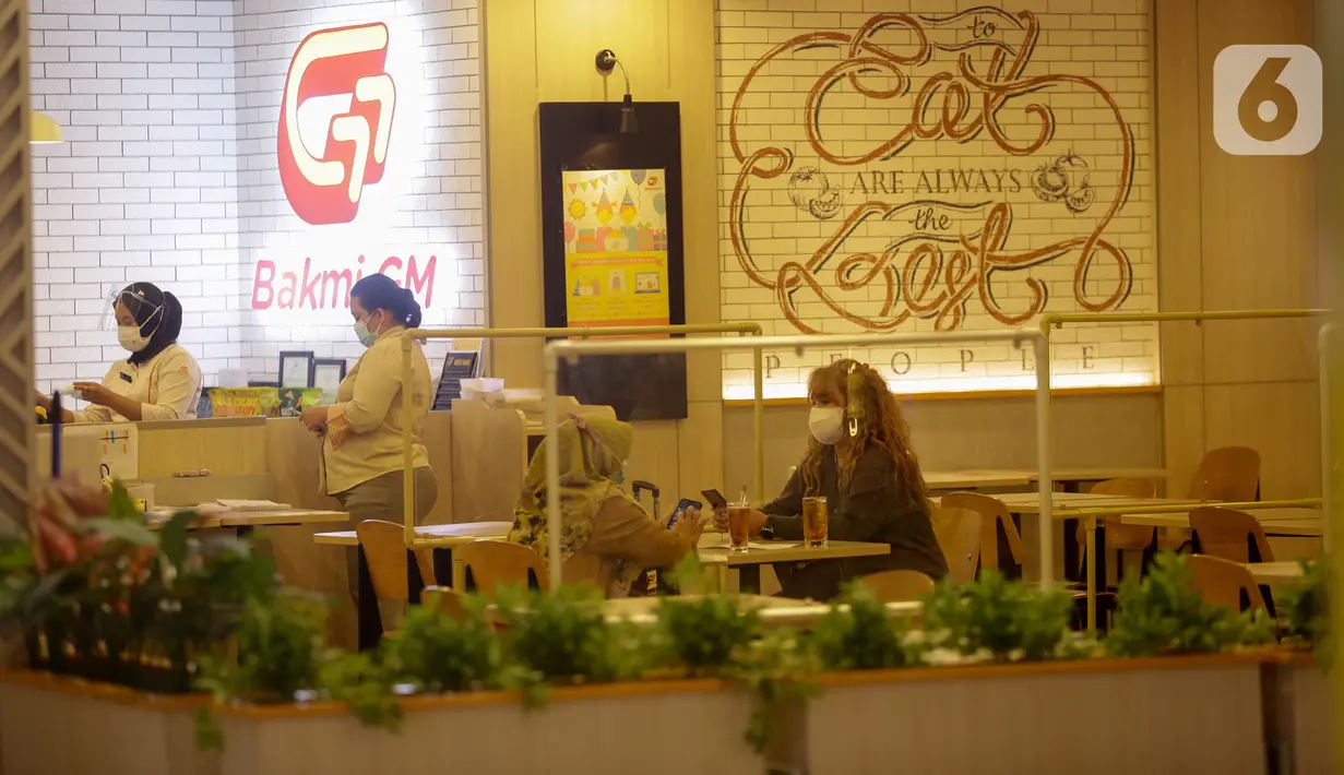 <p>Pengunjung menanti makanan di restoran yang berada di Mal Central Park, Jakarta, Jumat (20/8/2021). Restoran dalam pusat perbelanjaan kini bisa makan di tempat dengan syarat kapasitas maksimal 25 persen, satu meja maksimal dua orang, dan waktu makan maksimal 30 menit. (Liputan6.com/Angga Yuniar)</p>