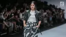 Aktris Dian Sastrowardoyo mengenakan busana bertajuk Cotton Ink x Dian Sastro pada Jakarta Fashion Week 2019 hari ke-5 di Senayan City, Rabu (24/10). "COTTONINK" mempersembahkan sejumlah rancangan dari beberapa artis. (Liputan6.com/Faizal Fanani)