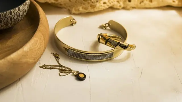 Ilustrasi Gelang Emas Besar (Credit:Lum3n/Unsplash)