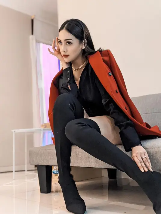 Ide OOTD pakai outfit formal dan sepatu boots dari Anya Geraldine ini juga menarik. Ia mengenakan kemeja hitam, ditumpuk dengan blazer merah yang kontras namun menghadirkan nuansa glamor. Untuk pengguna hijab bisa memadukannya dengan celana panjang, lalu high heels boots hitam seperti yang dikenakan Anya. [Foto: Instagram/anyageraldine]