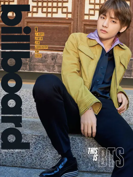 Saat menjalani pemotretan dengan Billboard, V BTS terlihat mengenakan jaket merek Bottega Veneta. Jakaet berwarna cokelat kekuningan ini berharga Rp 74 juta. (Foto: koreaboo.com)