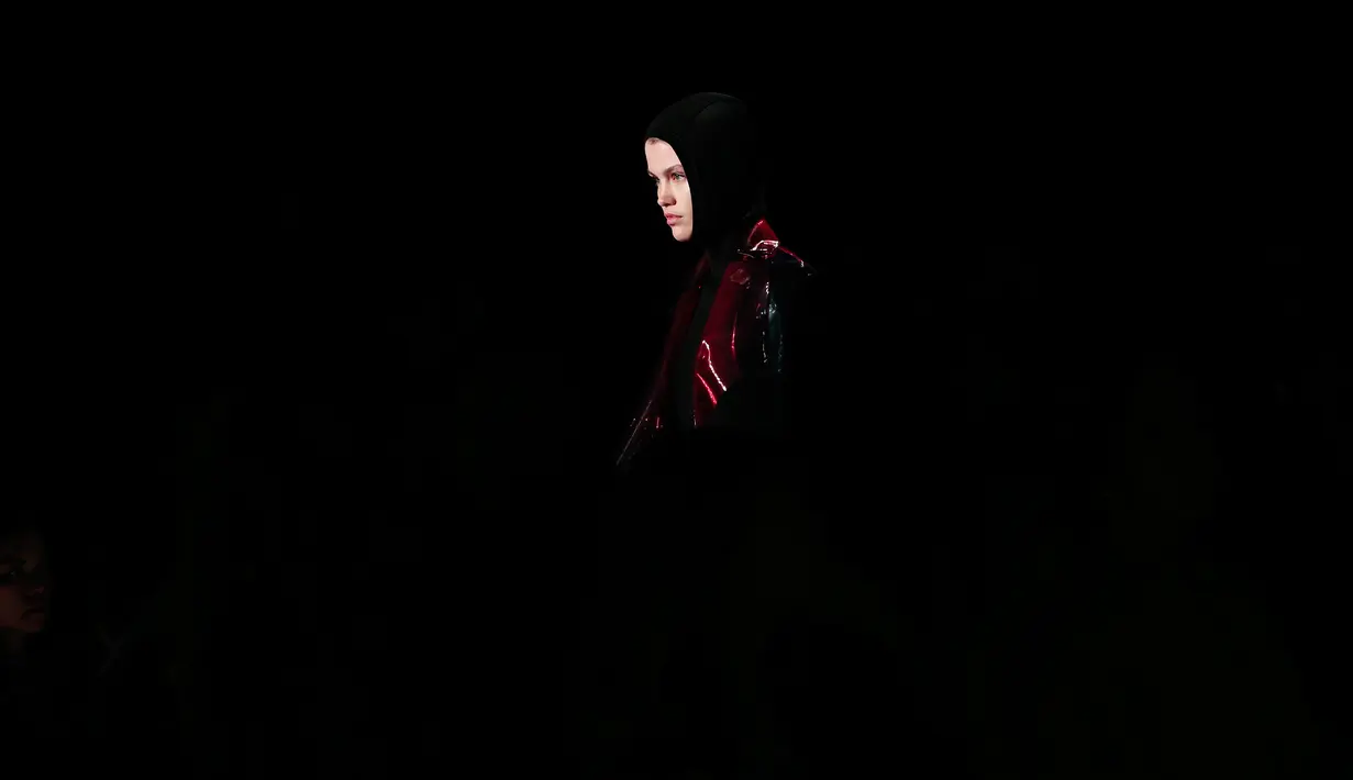 Model mengenakan hijab modern dan busana koleksi terbaru merek legendaris Paris, Lanvin pada Paris Fashion Week Fall/Winter 2018/2019, Rabu (28/2). Hijab itu menyerupai hijab instan atau yang biasa disebut ciput ninja di Indonesia. (AP/Kamil Zihnioglu)