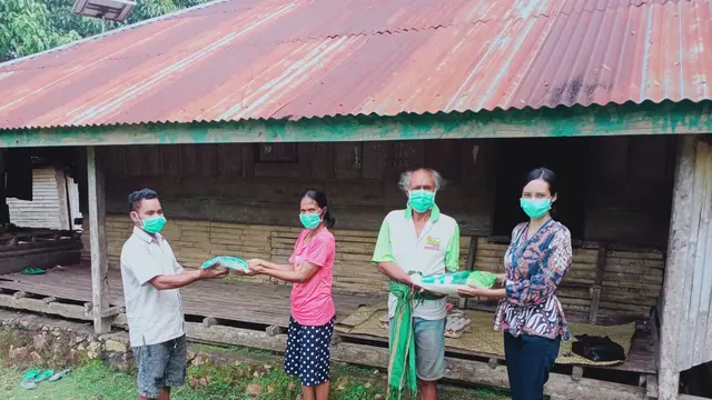 Perdhaki TBC Kab. Sumba Barat Daya Bersama KAREKA Sumba Salurkan Paket Sembako kepada Pasien TBC