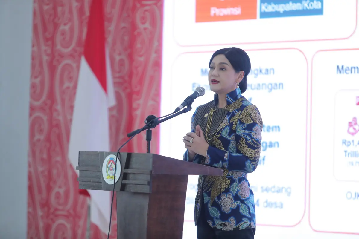 Kepala Eksekutif Pengawas Perilaku Pelaku Usaha Jasa Keuangan, Edukasi dan Pelindungan Konsumen OJK Friderica Widyasari Dewi dalam acara edukasi keuangan yang digelar di Pendopo Kantor Bupati Toba, Balige Sumatera Utara, Jumat (9/8/2024). (Dok OJK)