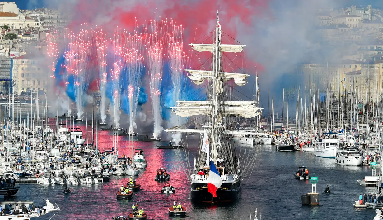 Kapal abad ke-19 bernama Belem yang membawa obor Olimpiade Paris 2024 mendapatkan sambutan meriah saat upacara penyambutan kedatangan api Olimpiade dan Paralimpiade Paris 2024 di Vieux-Port (Pelabuhan Tua) Marseille, Pranci, Rabu (08/05/2024) waktu setempat. (AFP/Sylvain Thomas)