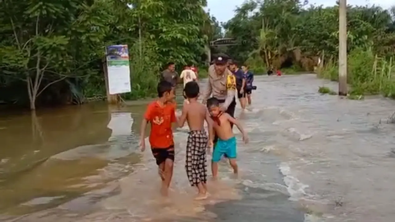 Salah satu titik banjir di Indragiri Hulu yang menjadi lokasi bermain warga dan masyarakat sekitar.