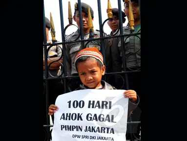 Massa yang terdiri dari wanita dan anak-anak menggelar demo di depan Balaikota, Jakarta, Jumat (27/2/2015). Mereka menilai Gubernur Ahok gagal menjalankan pemerintahan dalam 100 hari (Liputan6.com/Faisal R Syam)