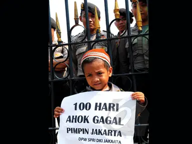 Massa yang terdiri dari wanita dan anak-anak menggelar demo di depan Balaikota, Jakarta, Jumat (27/2/2015). Mereka menilai Gubernur Ahok gagal menjalankan pemerintahan dalam 100 hari (Liputan6.com/Faisal R Syam)