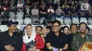 Bahkan mulai dari awal lagu KLa Project tampil, KLaNese tak mau ketinggalan untuk bernyanyi serta merekam momen band tersebut tampil. (Liputan6.com/Herman Zakharia)