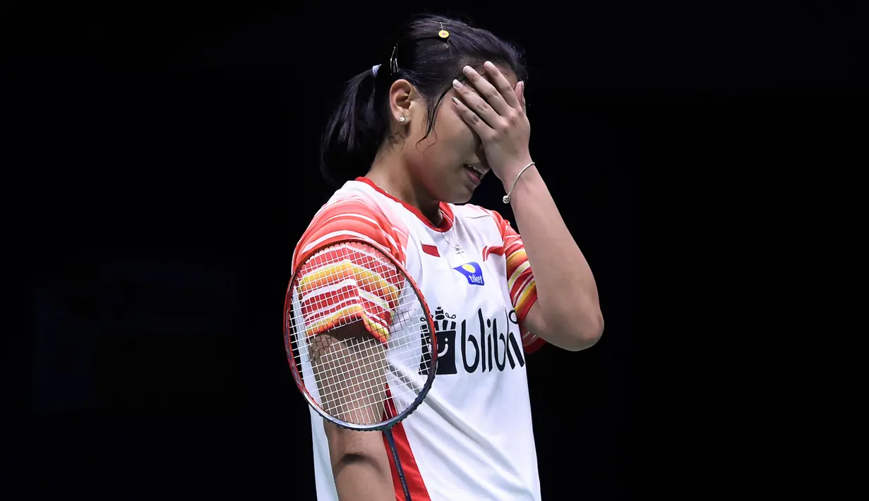 Tunggal putri Indonesia, Gregoria Mariska Tunjung bereaksi setelah kehilangan satu poin melawan pebulu tangkis Taiwan, Tai Tzu Ying pada babak perempat final Piala Sudirman 2019 di Nanning, China, Jumat (24/5/2019). Gregoria Mariska kalah dua gim langsung 16-21, 14-21. (WANG ZHAO/AFP)