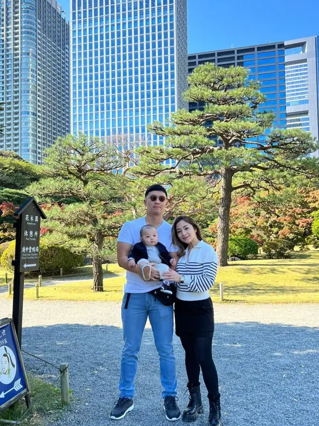 Ajak Baby Izz, Ini 7 Potret Seru Liburan Nikita Willy dan Indra Priawan Ke Jepang