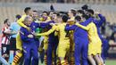 Para pemain Barcelona merayakan kemenangan atas Athletic Bilbao pada laga final  Copa del Rey di Stadion Olimpico de Sevilla, Minggu (18/4/2021). Barcelona menang 4-0 atas Athletic Bilbao. (AFP)