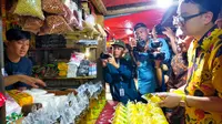 Wamendag Jerry Sambuaga saat meninjau bapokting di Pasar Cisaat Kabupaten Sukabumi (Liputan6.com/Fira Syahrin).