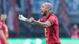 Pemain Persija Jakarta, Gustavo Almeida merayakan gol pertama timnya ke gawang Persib Bandung dalam laga lanjutan BRI Liga 1 2024/2025 di Stadion Patriot Candrabhaga, Bekasi, Minggu (16/02/2025). (Bola.com/M Iqbal Ichsan)