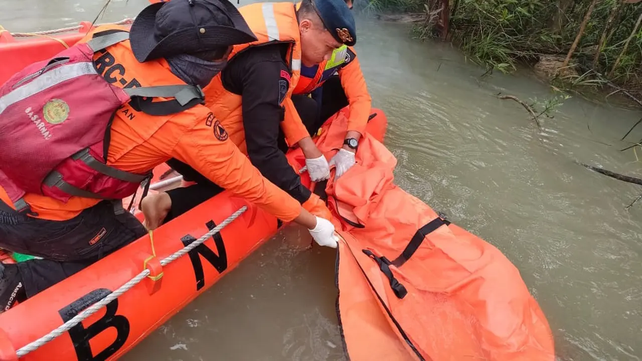 Petugas mengevakuasi korban meninggal kecelakaan truk pekerja PT Empat Ras Bersaudara di Sungai Segeti, Kabupaten Pelalawan.