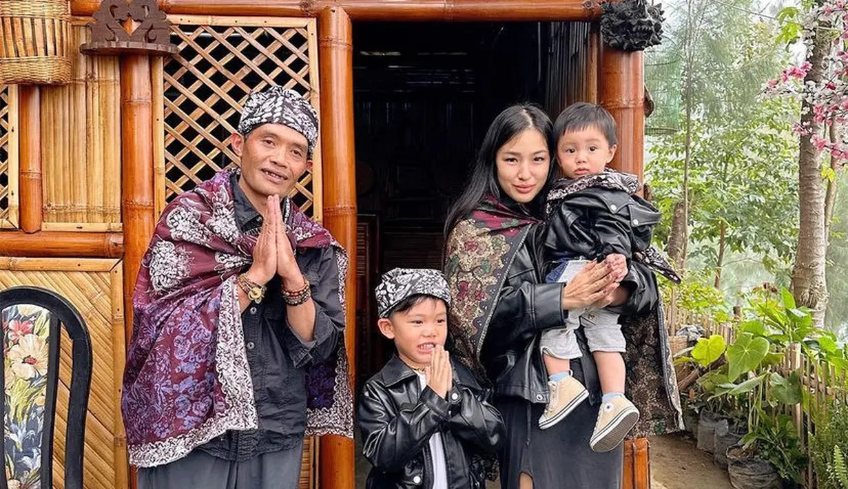 Tiffany kompak mengenakan jaket kulit hitam. Ia memadukannya dengan slit skirt hitam serasi dengan sneakersnya. [@tiffanysoetanto]