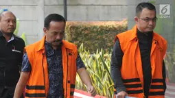 Walikota Blitar nonaktif Muhammad Samanhudi Anwar (kiri) dan Ketua Fraksi PAN DPRD Lampung Agus Bhakti Nugroho menjalani pemeriksaan lanjutan di gedung KPK, Jakarta, Selasa (04/9). (merdeka.com/dwi narwoko)