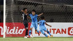 Selebrasi gelandang Persela Lamongan, Akbar (tengah) usai mencetak gol penyeimbang 1-1 ke gawang Madura United dalam laga matchday ke-3 Grup C Piala Menpora 2021 di Stadion Si Jalak Harupat, Bandung, Kamis (1/4/2021). Persela bermain imbang 1-1 dengan Madura United. (Bola.com/Ikhwan Yanuar)